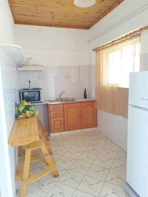 Kuchyň nebo kuchyňský kout v ubytování VILLA AGIA AIKATERINI