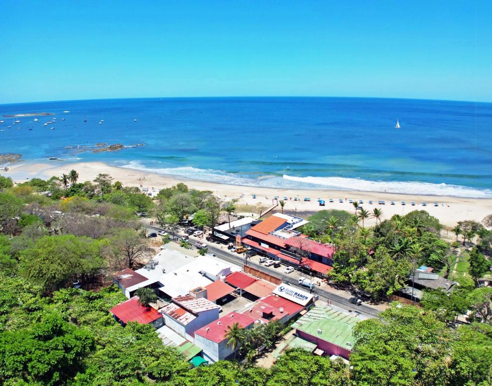 una vista aérea de una playa con tren en Surf Ranch Tamarindo, en Tamarindo