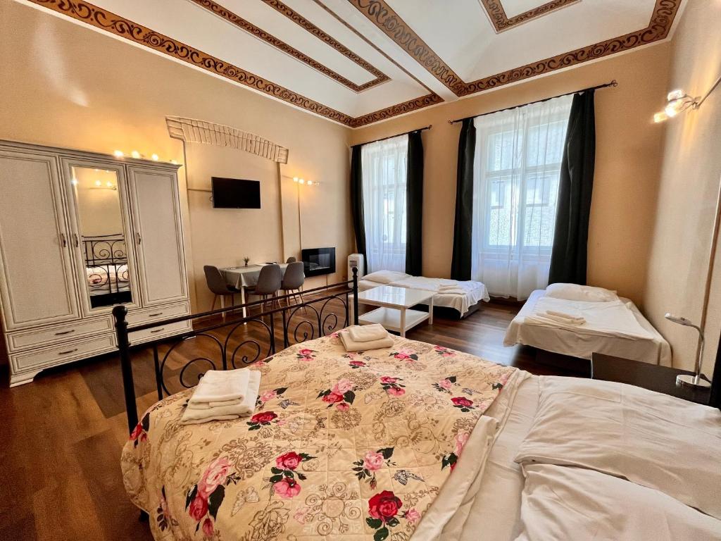 una camera da letto con un grande letto con fiori di Casa Italia a Praga