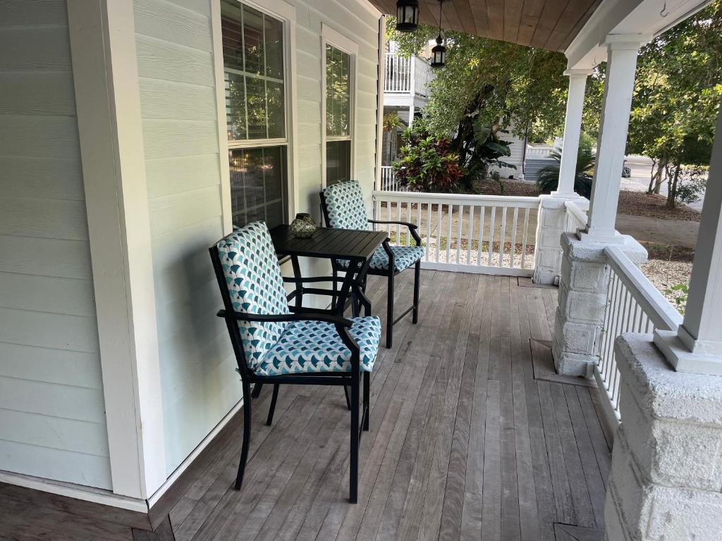 Updated Red Door Revival in Downtown Saint Augustine - Casa De Cuatro Dormitorios