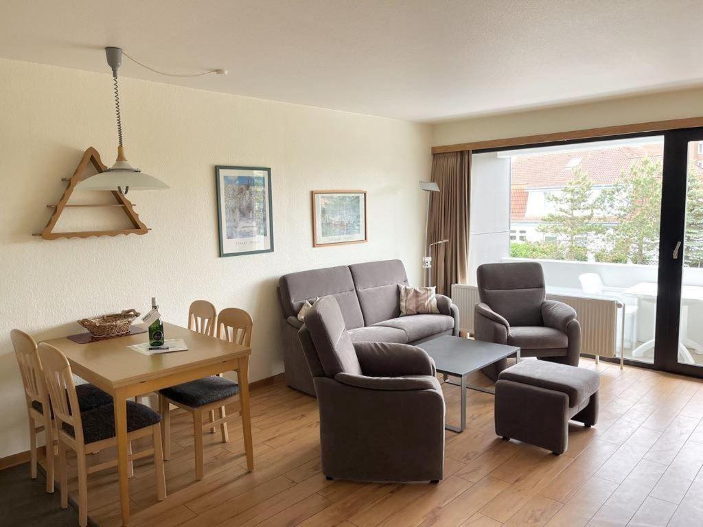 un salon avec un canapé, des chaises et une table dans l'établissement Germania-41, à Sankt Peter-Ording