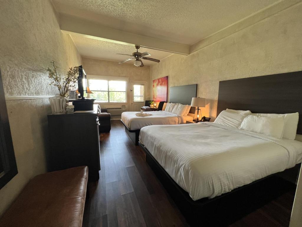 Cette chambre comprend 2 lits et une fenêtre. dans l'établissement Mountain Harbor Queen Guest Room on Lake Ouachita, à Mount Ida
