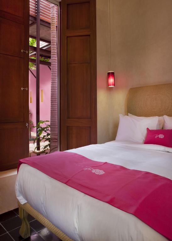 Postel nebo postele na pokoji v ubytování Rosas & Xocolate Boutique Hotel and Spa Merida, a Member of Design Hotels