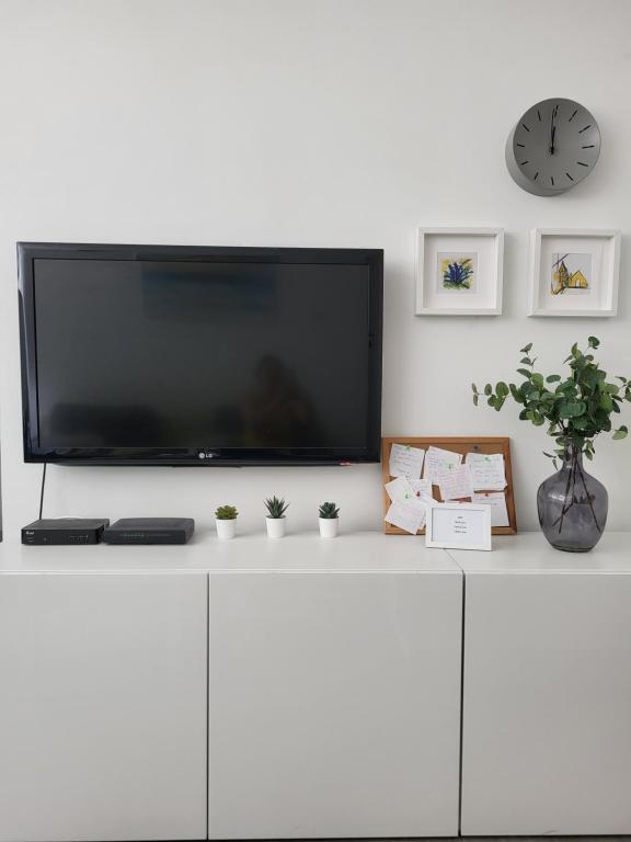 Televízia a/alebo spoločenská miestnosť v ubytovaní Split Mari Apartment