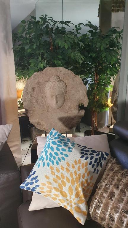 eine Couch mit zwei Kissen drauf mit einer Pflanze in der Unterkunft Mélodie Garage Gratuit in Cannes