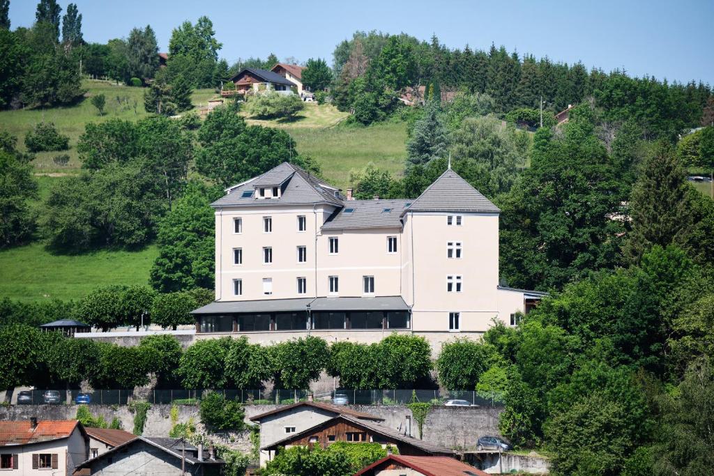 ein großes weißes Gebäude auf einem Hügel in der Unterkunft chateau d'escart in Arvillard