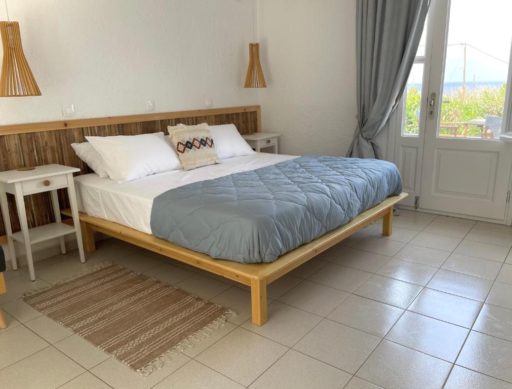 Postel nebo postele na pokoji v ubytování Seaside Studios Arkasa Karpathos