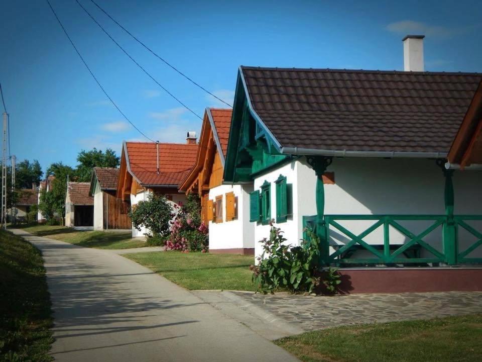Une rangée de maisons avec des toits rouges dans une rue dans l'établissement Patohill Vineyard Village, à Petrikeresztúr
