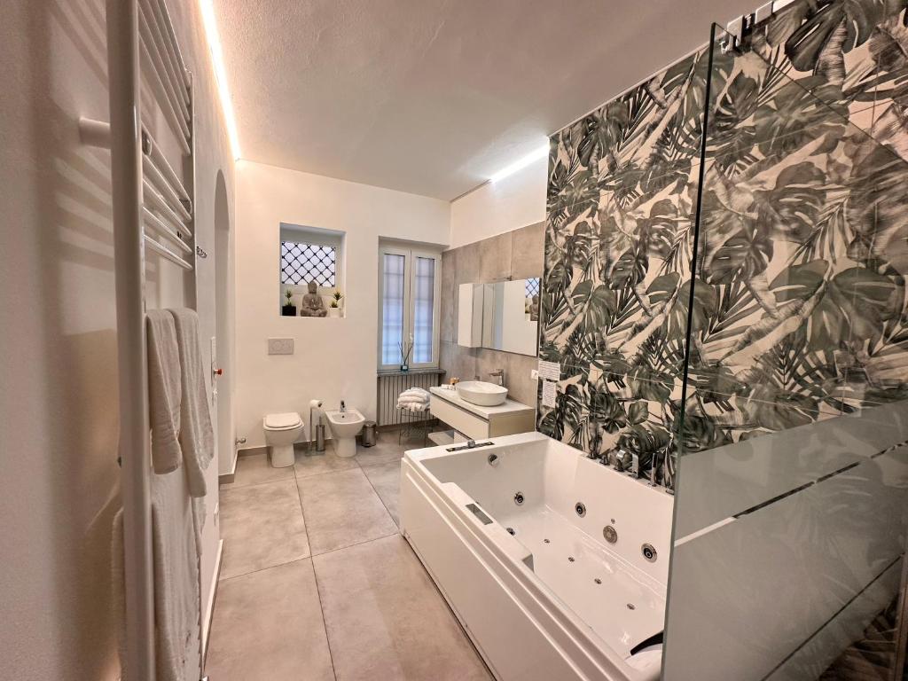 een badkamer met een bad, een toilet en een wastafel bij CA.FOSCARI HARMONY in Milaan