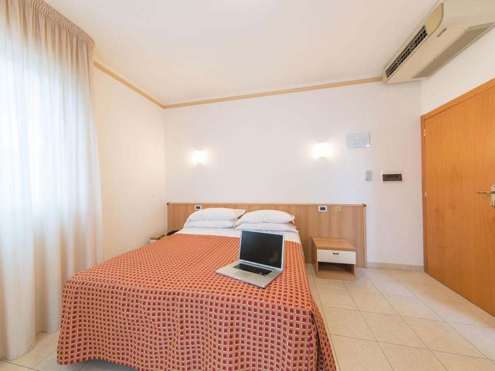 Postel nebo postele na pokoji v ubytování Ristorante Hotel Lucia - 100 mt dal mare