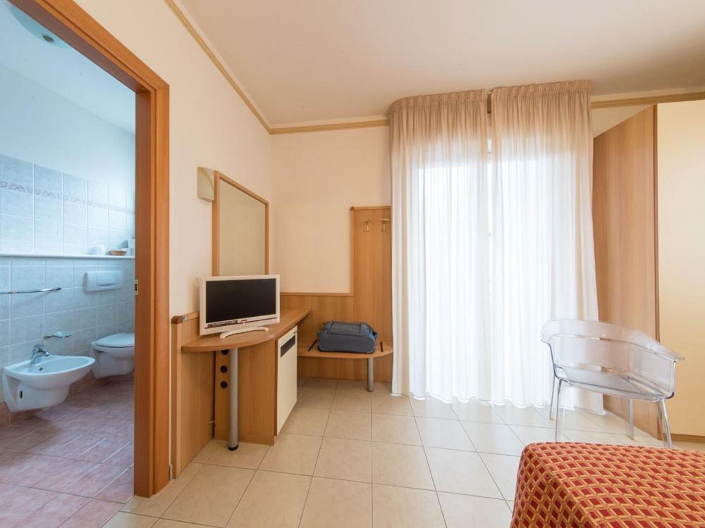 TV a/nebo společenská místnost v ubytování Ristorante Hotel Lucia - 100 mt dal mare