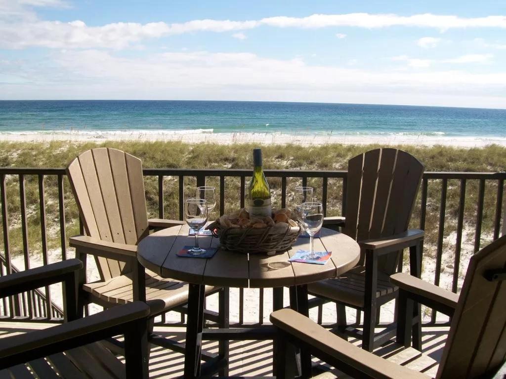 - une table avec une bouteille de vin et des verres sur un balcon dans l'établissement Turtles Nest, à Navarre