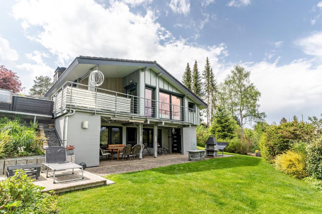 una vista exterior de una casa con patio en Ferienwohnung Eulennest en Schramberg