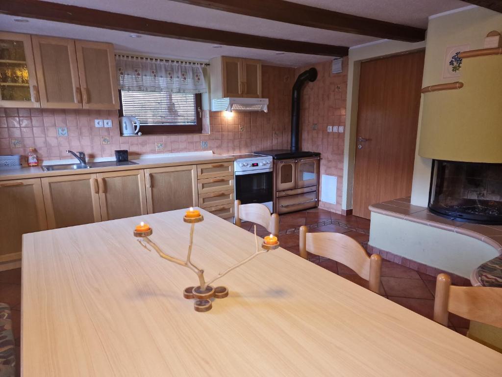 eine Küche mit einem Holztisch mit Orangen darauf in der Unterkunft Apartments Relax Jezerca in Cerklje na Gorenjskem