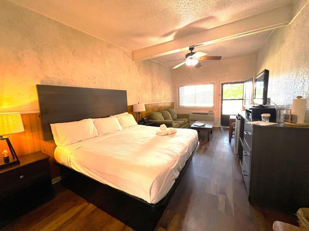 una camera con un grande letto e un soggiorno di Mountain Harbor King Guest Room on Lake Ouachita a Mount Ida