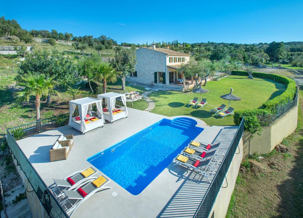 ポリェンサにあるOwl Booking Villa Siquier - Luxury Retreat with Mountain Viewsのスイミングプール付きの家屋の空中ビュー