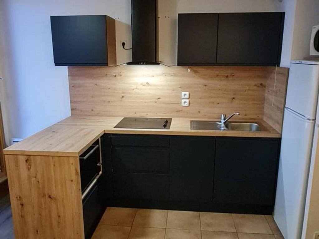 une cuisine avec un évier et un plan de travail dans l'établissement Appartement lumineux 2 pièces cabine pour 6 personnes avec balcon à Merlette, Orcières - FR-1-636-96, à Orcières