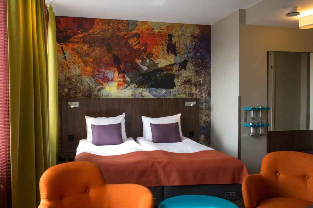 Säng eller sängar i ett rum på ProfilHotels Savoy