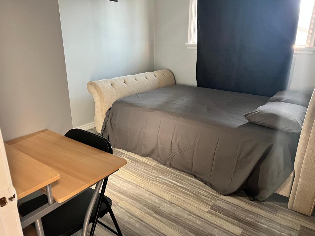 سرير أو أسرّة في غرفة في Spacious room with TV, Wi-Fi, Netflix, Parking