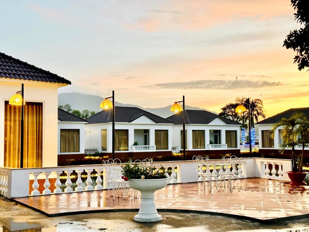 Rồng Vàng Resort في Tri Tôn: منزل مع مزهرية في منتصف الفناء