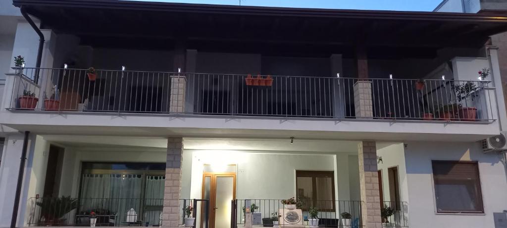 budynek z balkonem z roślinami w obiekcie Maxim w mieście Sammichele di Bari