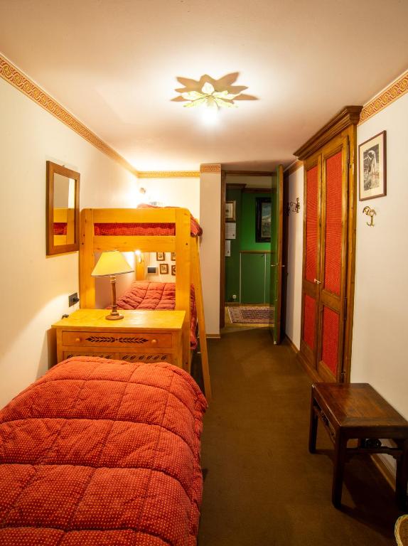 Uma cama ou camas num quarto em Maison 21 Cervinia cir n 0468