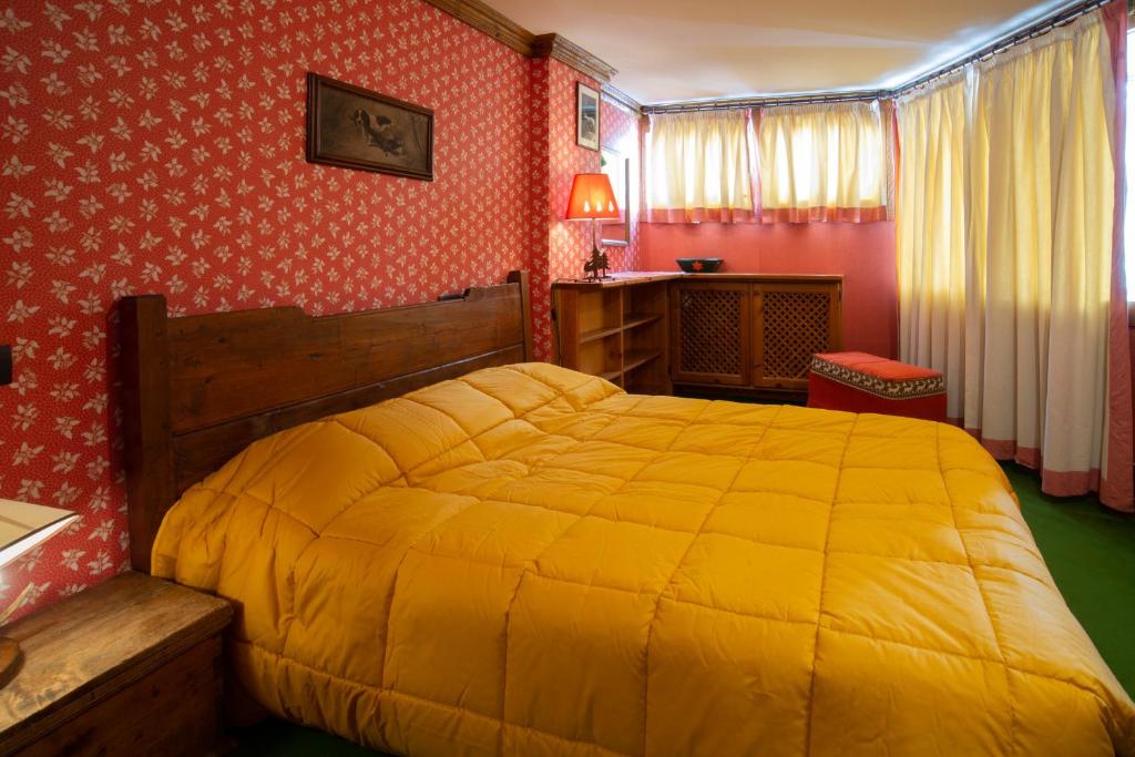 Uma cama ou camas num quarto em Maison 21 Cervinia cir n 0468