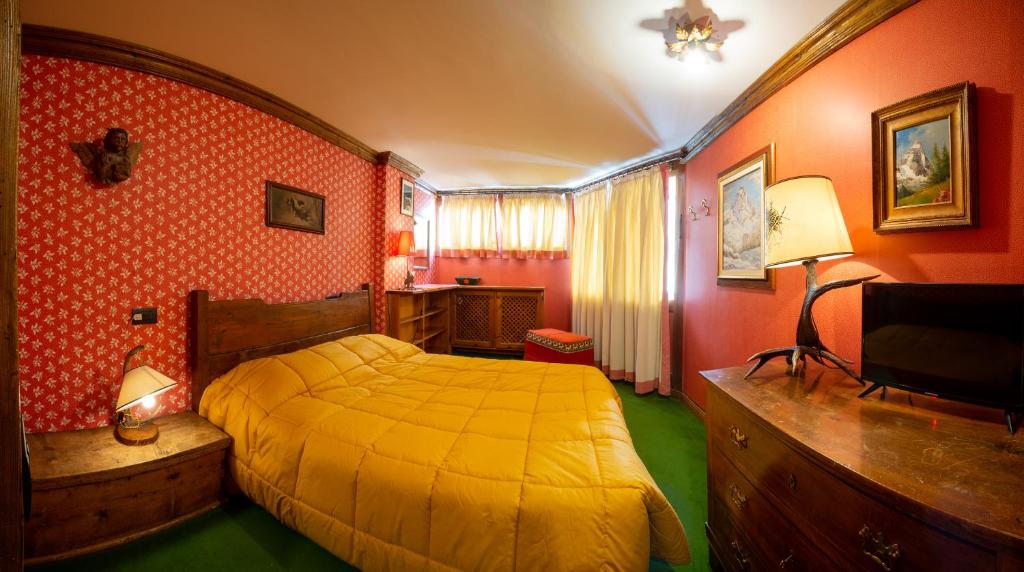 Uma cama ou camas num quarto em Maison 21 Cervinia cir n 0468