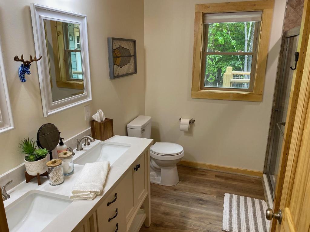 Koupelna v ubytování Blue Sky Cabin - Built in 2023 this 3 bed 2,5 bath home has gorgeous views