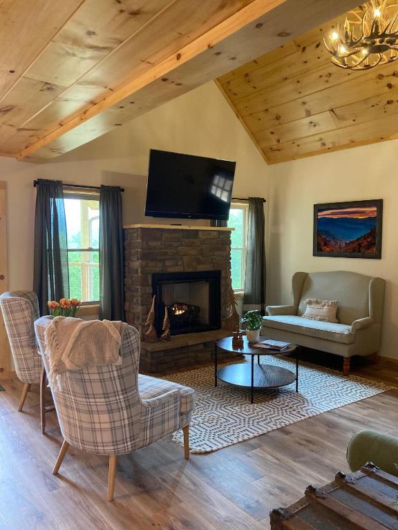 TV a/nebo společenská místnost v ubytování Blue Sky Cabin - Built in 2023 this 3 bed 2,5 bath home has gorgeous views