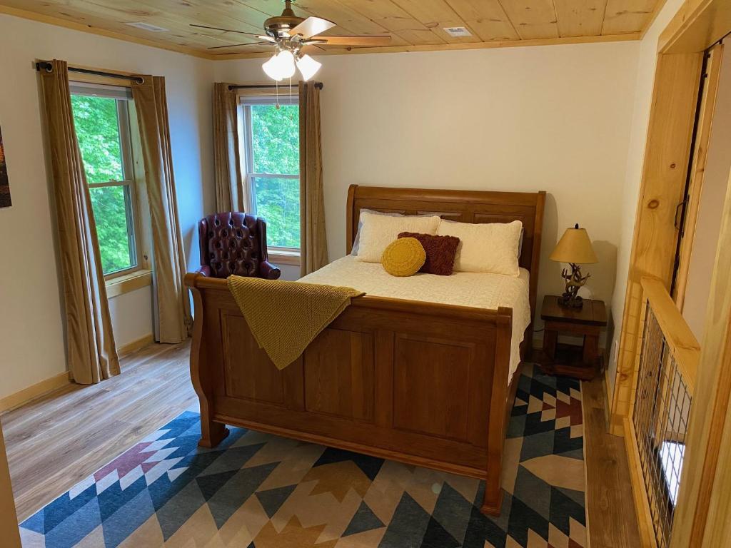 Postel nebo postele na pokoji v ubytování Blue Sky Cabin - Built in 2023 this 3 bed 2,5 bath home has gorgeous views