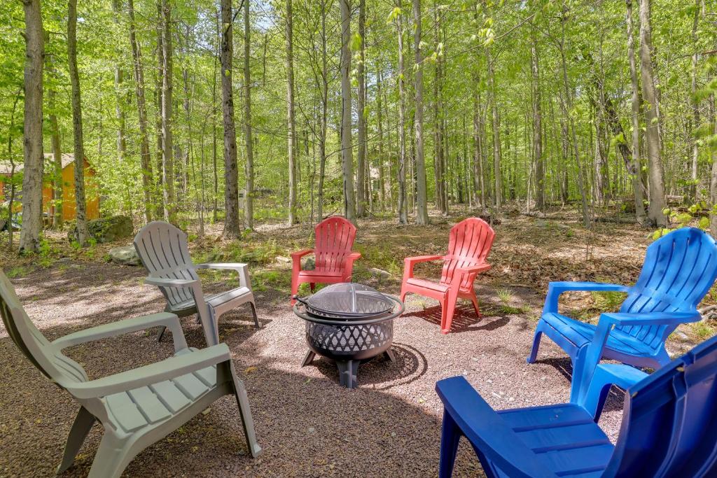 - un groupe de chaises colorées autour d'un foyer extérieur dans l'établissement Pocono Lake Home with Community Pools, à Pocono Lake