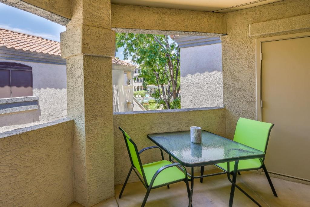 een tafel en stoelen op een balkon met een raam bij Energizing Scottsdale Vacation Rental! in Scottsdale