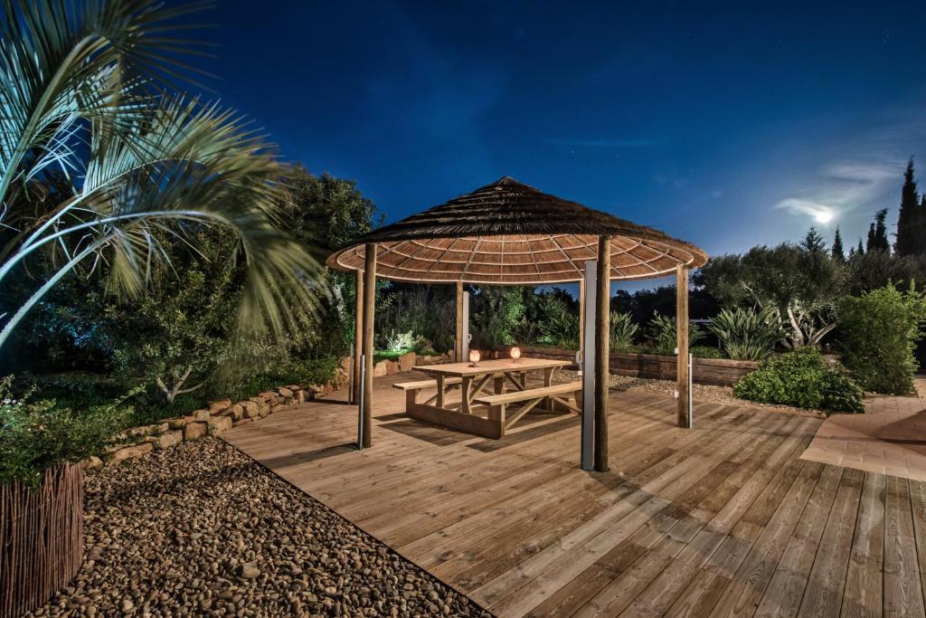 Zahrada ubytování VILLA CARACOL Heated Swim Spa & Mini-Golf