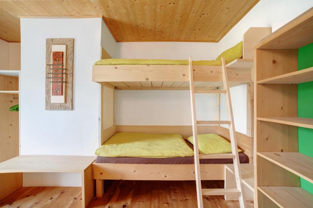 Palanda nebo palandy na pokoji v ubytování Joshof Bergblick
