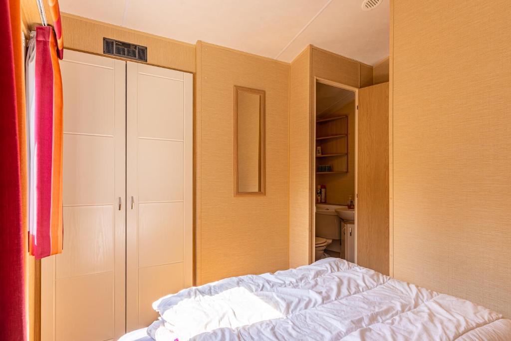 Postel nebo postele na pokoji v ubytování Mobilehome au bord de l'eau