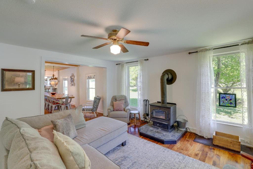 Coin salon dans l'établissement Hot Tub Soaks and Fireside Nights! Marshall Cottage