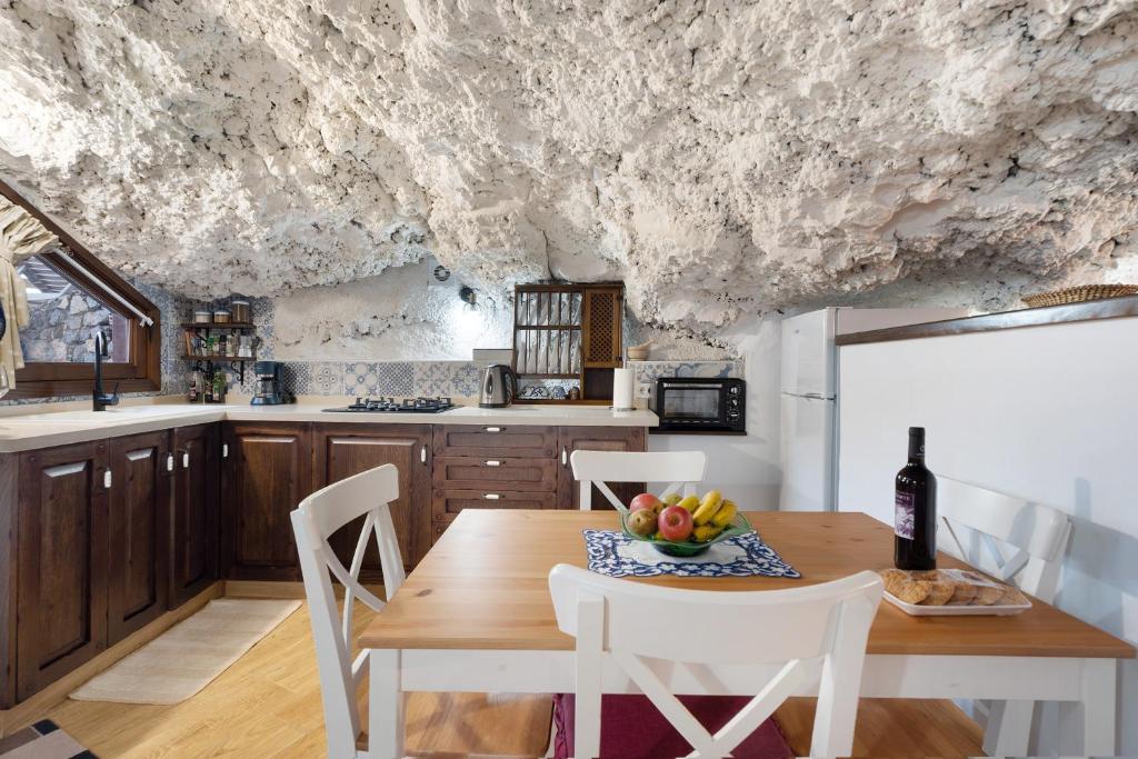 Kuchyň nebo kuchyňský kout v ubytování Cueva El Desvelo