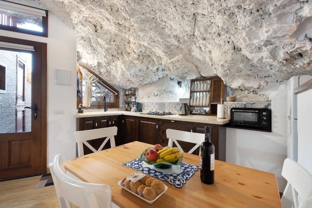 Kuchyň nebo kuchyňský kout v ubytování Cueva El Desvelo