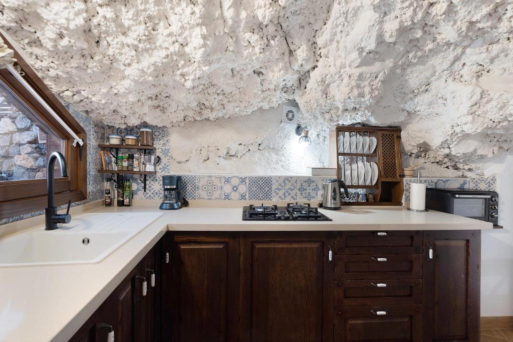 Kuchyň nebo kuchyňský kout v ubytování Cueva El Desvelo