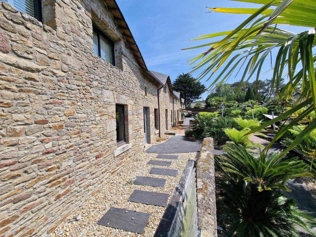 a stone building with a pathway next to a building at Luxueuse Longère 350m2 "Le Grand Kerfra" au Vignoble Domaine Lamballe, Baden, Golfe du Morbihan in Baden