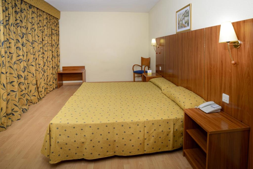 Postel nebo postele na pokoji v ubytování Hotel Mareny Benidorm
