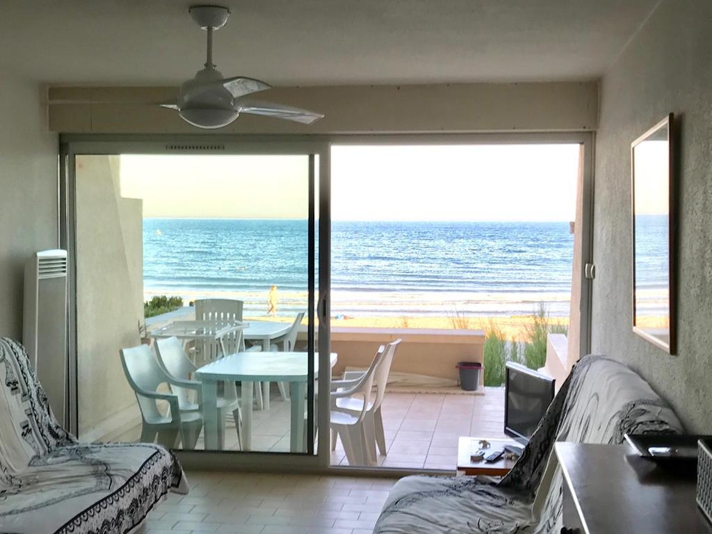 sala de estar con vistas al océano en Première Ligne Avec Terrasse, en Mauguio