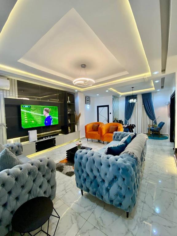 Televiisor ja/või meelelahutuskeskus majutusasutuses Morak homes - Smart luxury 4-bed with private swimming pool, PS5, snooker, mini gym in reserved secured estate