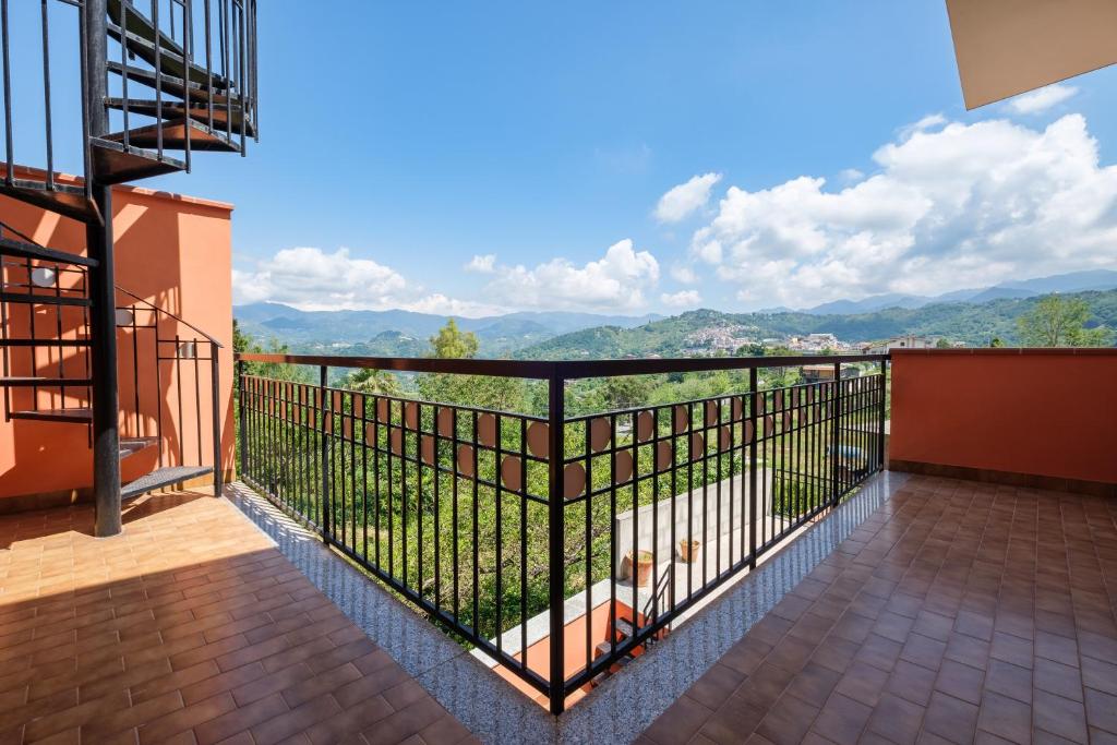 Elle comprend un balcon offrant une vue sur les montagnes. dans l'établissement Casa Stella vista Eolie, à San Pier Niceto