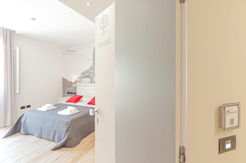 Uma cama ou camas num quarto em Eleonore Elegant Rooms
