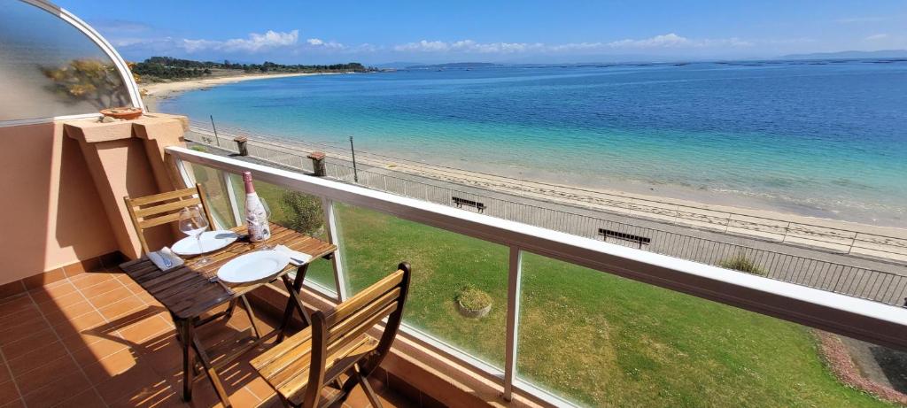 a balcony with a table and a view of the beach at Palmeira in Ribeira