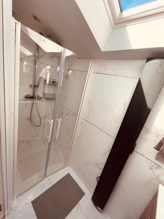 Ein Badezimmer in der Unterkunft Magnifique Duplex Contemporain Climatisé Jacuzzi Ref Duplex Vill&#39;Attilio
