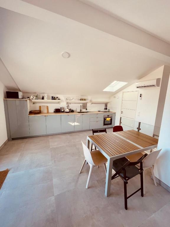 Küche&#47;Küchenzeile in der Unterkunft Magnifique Duplex Contemporain Climatisé Jacuzzi Ref Duplex Vill&#39;Attilio