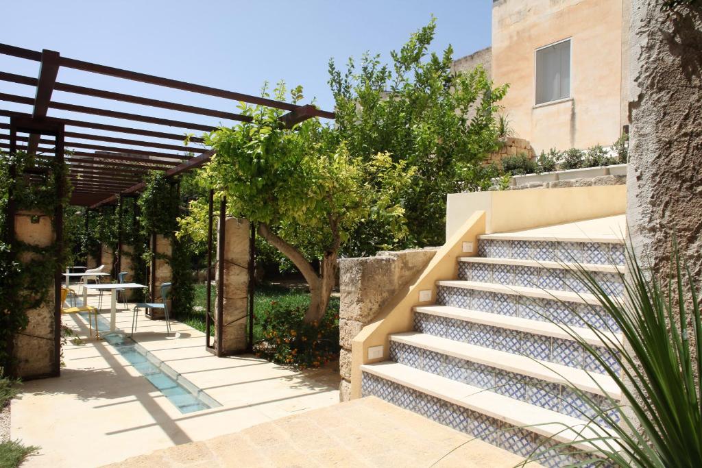 un escalier menant à un bâtiment dans l'établissement Gli Archi garden rooms, à Favignana